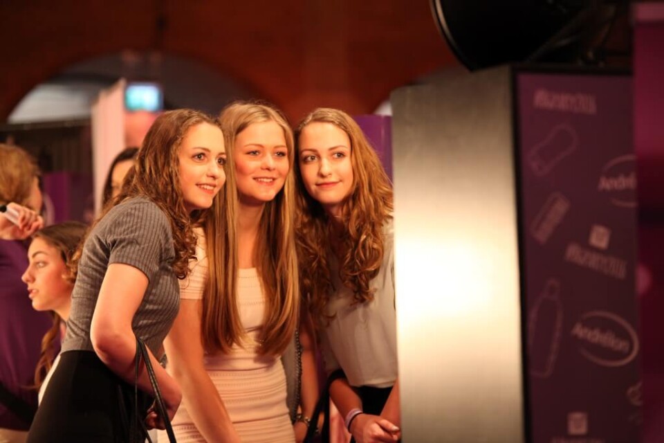 meiden fun bij fotobooth