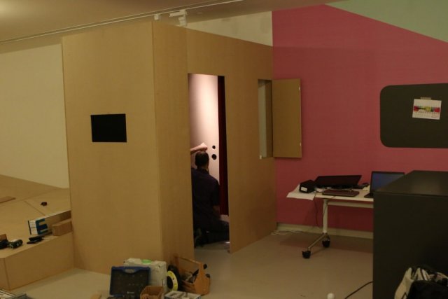 achterwerk in de kast in aanbouw